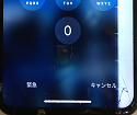 画面の右側が白く発光したアイフォン11Pro