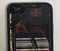 画面上半分が激しく損傷して表示不良になったアイフォン11