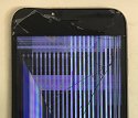 画面の左上のガラスが剥げれてしまい、液晶は何が表示されているかわからない状態になってしまったアイフォン6s