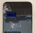 画面が全体的に激しく破損したアイフォンSE2
