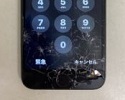 穴が開くほど割れたアイフォンSE2も修理可能です！