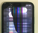 画面上部が激しく破損して表示領域にも影響が出たアイフォン11
