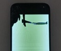 激しく緑色の点滅を繰り返すアイフォン13！短時間で画面修理が可能です！