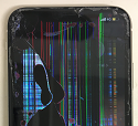 画面が全体的に液晶漏れを起こして何が表示されているかわからない状態になったアイフォン11