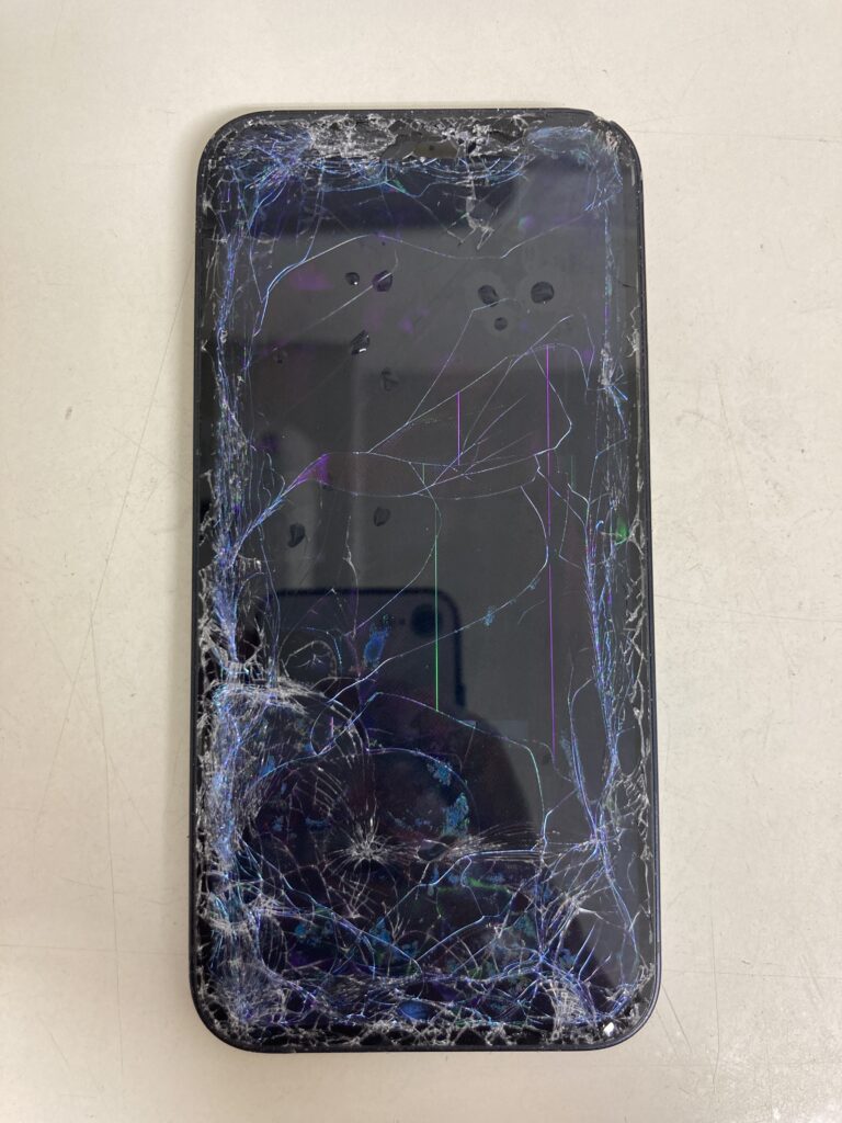 画面が全体的に激しく破損して何が表示されているのかわからない状態になったアイフォン12 – iPhone修理を大分でお探しならスマップル大分店
